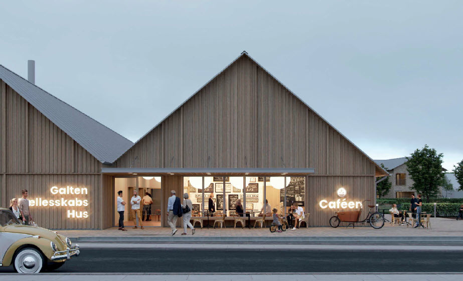 Galten Fællesskabshus med café, oplyst facade og besøgende foran bygningen.